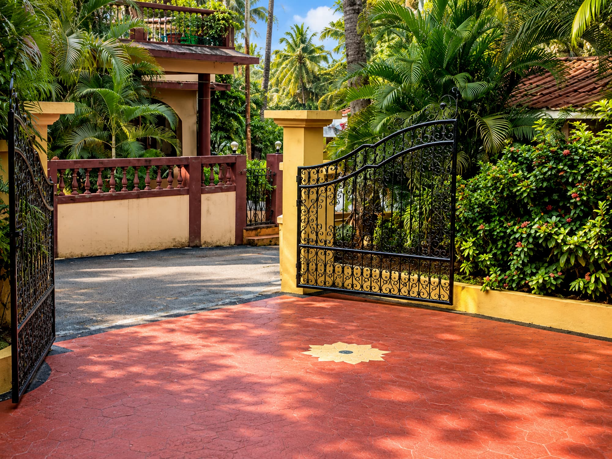 The wrought-iron entrance gate opening onto the courtyard at Misquita Exclusive.