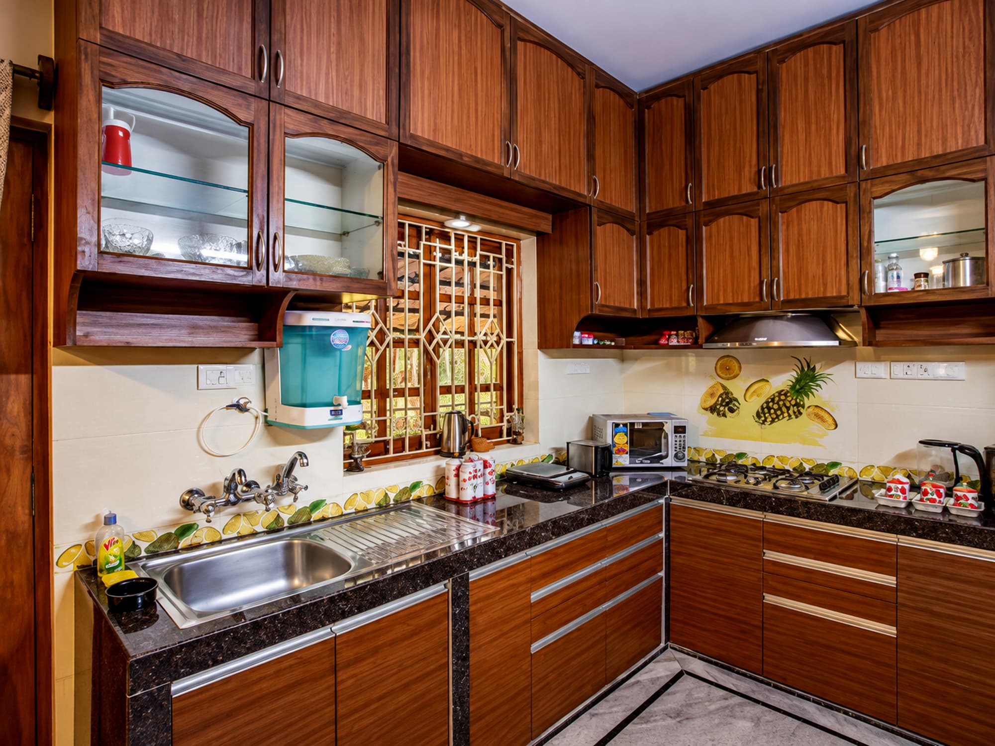 The fully equipped kitchen at Misquita Exclusive with wood cabinets and granite counters.