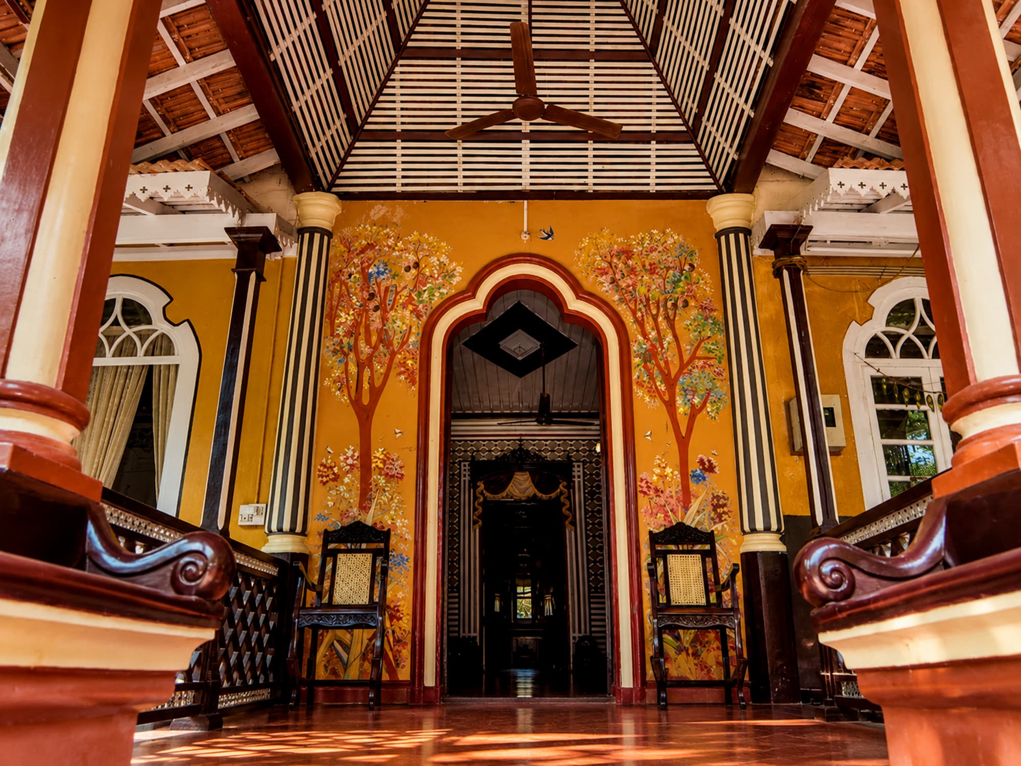 The carved entrance and Balcao of the Misquita Heritage home.